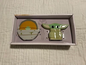 Star Wars Mandalorian Baby Yoda The Child & Carrier Salt & Pepper Shaker - NIB - Picture 1 of 3