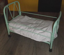 VECCHIO LETTINO IN FERRO PER BAMBOLA - CON MATERASSO E LENZUOLA- 34 x 19 x 25 cm