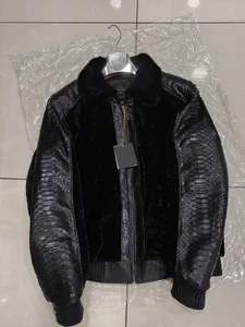 Herren Schwarz Kunstfell Lederjacke mit Python Prägung Besatz Winter Bomber Mantel - Bild 1 von 10