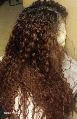 FREETRESS ENCAJE SINTÉTICO PARTE LIBERTAD DELANTERA Color 1B SR530 Largo Rizo Marrón Rojo Foto 1 de 4