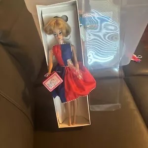 Barbie rubia 1960 con elegante traje y caja gratis - Imagen 1 de 20