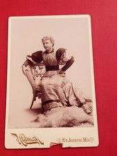 ANTIQUE YOUNG LADY FANCY DRESS MUTTON SLEEVES CABINET CARD UHLMAN ST JOSEPH MO