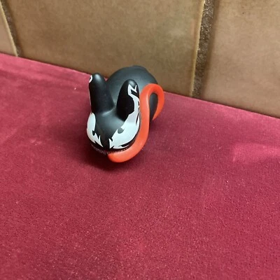 Minifigura de conejo de vinilo Marvel Kidrobot Labbit VENOM 2013 usada Foto 1 de 4