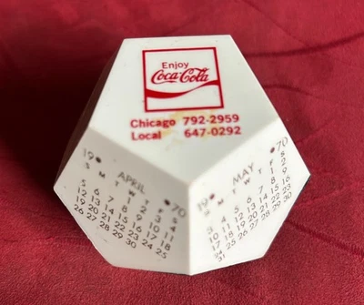 Календарь Пентагона 1970 Coca Cola 12-сторонний черно-белый пластик - Изображение 1 из 3