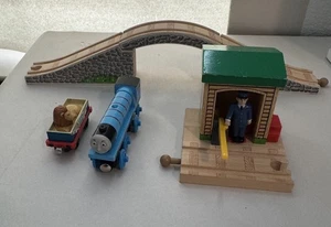 THOMAS & FRIENDS Wooden Railroad (Gullane 2002) Bridge W/ 2 Trains & Conductor - Picture 1 of 7