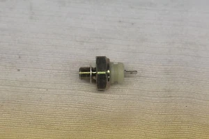 Interruptor de presión de aceite Audi Volkswagen A4 A6 A8 S4 Jetta 81-99 056919081E NUEVO - Imagen 1 de 2