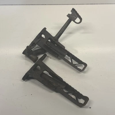 Yamaha Moto 4 YFM225 1986 OEM REPOSAPIÉS IZQUIERDO DERECHO CLAVIJA ESCALÓN REPOSAPIÉS PISO Foto 1 de 4