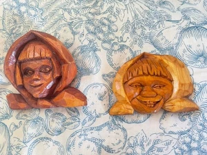 2 kleine handgeschnitzte Holzgesichter von Kindern jeweils mit kleinen Haken beide signiert FP - Bild 1 von 16
