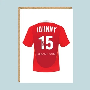 Tarjeta de cumpleaños de fútbol personalizada grande A5, colores Manchester United y edad - Imagen 1 de 2