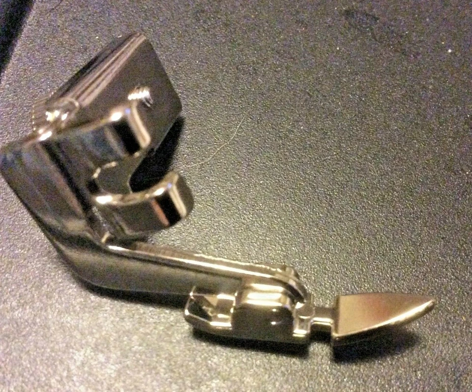 Genuine SINGER 161166 ZIPPER Foot Slant Shank Adjustable Vintage