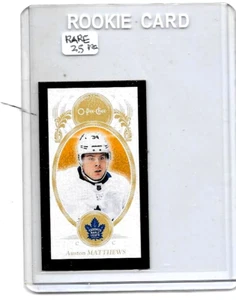 Mini novato Auston Matthews 2018-19 O-Pee-Chee Black Boarder - Imagen 1 de 1