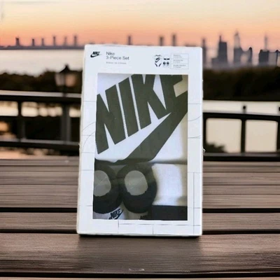 ¡NUEVO CON ETIQUETAS! Nike Bebé Body, Sombrero Botines 3 piezas Conjunto de Caja Negro y Blanco 0 a 6 m Precio de venta sugerido por el fabricante: $26 Foto 1 de 4
