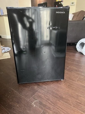Mini nevera Insignia - limpia, funciona perfectamente - sin congelador Foto 1 de 4