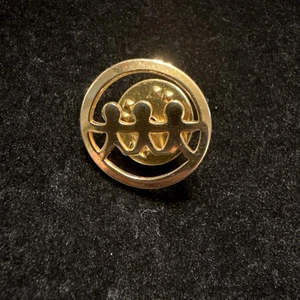 United way people round cutout logo on golden tone badge Vintage pin (Lot# 495) - Picture 1 of 4