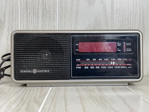 Vintage GE General Electric Clock Radio FM/AM Alarm Clock 7-4632A Tested Works Cover