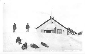 Snow Playing At Cape Smythe Whaling & Trading Co Barrow,AK Vtg RPPC Postcard - Imagen 1 de 2