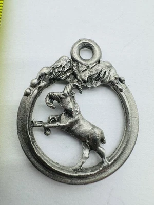 Colgante Gallo Peltre Ram Zodiaco Dije 1.5 Pulgadas Hecho a Mano Foto 1 de 2