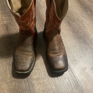 Boys Ariat boots (pre-owned). Very Little wear and tear. Big Kids Size 5.5 - Picture 1 of 4