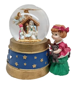 GLOBO DE NIEVE - BELÉN CON NIÑA MIRANDO - SAN FRANCISCO MUSIC BOX CO - Imagen 1 de 4