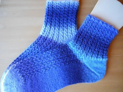 Handarbeit Strümpfe Socken Größe 38 - 40 Blau Zopfmuster Rippenmuster - Bild 1 von 3