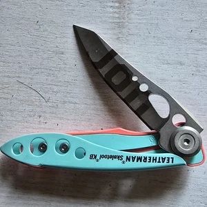 LEATHERMAN SKELETOOL KB MESSER GLATTE KLINGE MIT FLASCHENÖFFNER BLAU/ROSA - Bild 1 von 7