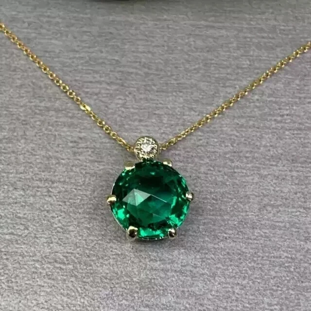 Colgante solitario esmeralda verde natural corte redondo de 3 quilates enchapado en oro amarillo de 14 k Foto 1 de 4