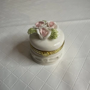 Vtg JC Penny Pink Rose White Porcelain Hinged Trinket Ring Box Wedding Cake Read - Picture 1 of 13