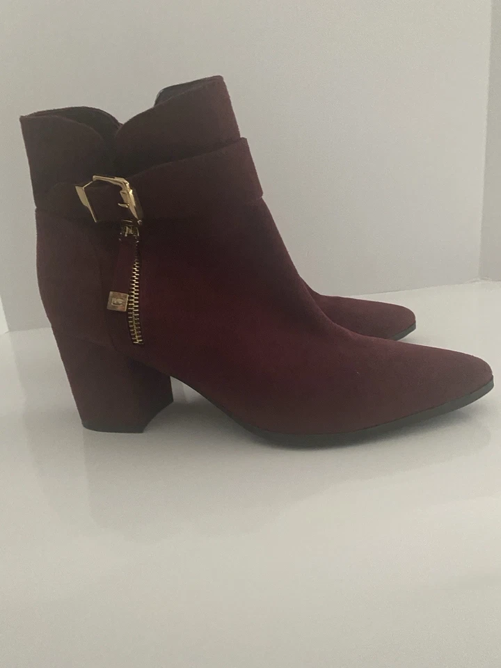 Botas de tornozelo Liz Claiborne espuma com memória borgonha tecido tamanho 9 dedos pontiagudos. - Imagem 1 de 4