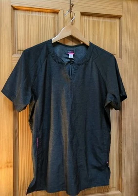 Blusa Médica Koi Lite Elástica Brezo Carbón Estilo Cuello Dividido en V Talla 1035 Grande Foto 1 de 4
