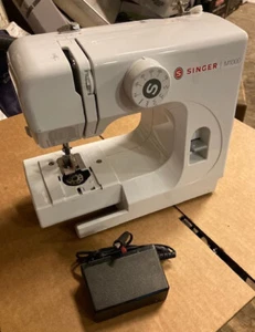 Singer M1000 Ausbessern 32 Stich Nähmaschine weiß gebraucht OHNE PEDAL & OHNE ZUBEHÖR - Bild 1 von 5