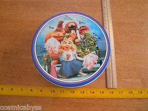 The Muppets 1989 7" Tin Round Box Cheerleaders Miss Piggy Fans - Bild 1 von 7