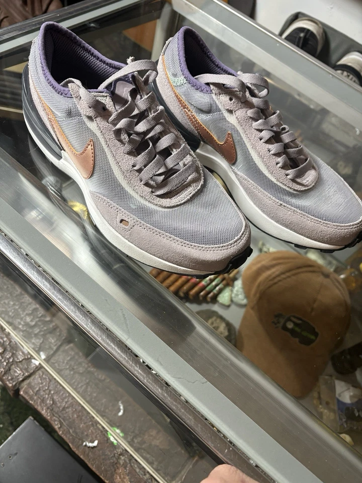 Nike Waffle One (GS) в «Summit White/Amethyst Ash-Off Noir», размер 4,5 - Изображение 1 из 4