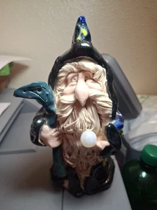 Mago e bastone con sfera di cristallo, ornamento in argilla - Foto 1 di 6