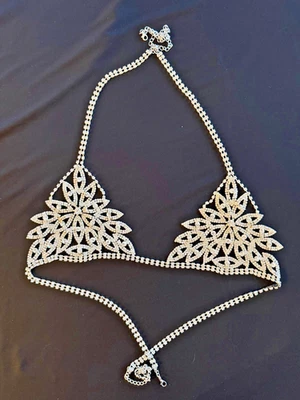 Top de bikini con estrás joyería corporal Foto 1 de 4