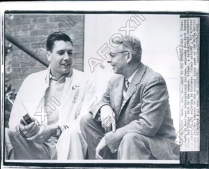 1958 New York Yankee Krug Kunst Ditmar & AIC Pres John F Hines Pressefoto - Bild 1 von 2