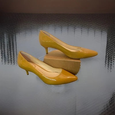 Zapatos de salón Vince Camuto Signature de cuero mostaza para mujer talla 7M/37 TACC Foto 1 de 4