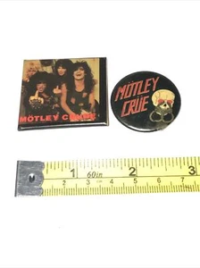 MOTLEY CRUE VINTAGE 1983 TOO FAST & SHOUT at the DEVIL ERA JUEGO DE BOTONES. Alfileres reales - Imagen 1 de 8