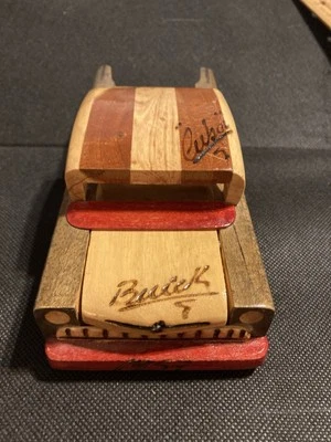 Coche de juguete de madera hecho a mano Buick 1957 arte popular cubano vintage. Capucha/tronco abierto Foto 1 de 4