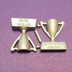 1971 BEST BOSS AWARD Trophy #2 VINTAGE CRACKER JACK PRIZE Z-1364 come nuovo - Foto 1 di 4