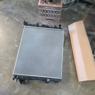 2019-20 RAM 1500 DT 5,7 Л РАДИАТОР ДВИГАТЕЛЯ OEM NO 68341188AA - Изображение 1 из 4