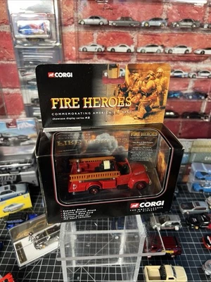 Camión fundido a presión Corgin Fire Heroes 1953 Mack B bomba abierta CS90011 / 423 Foto 1 de 3