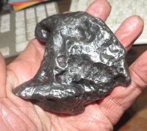 LG 650 GM CAMPO DEL CIELO METEORIT AAA GRADE 1,4 PFUND STÄNDER - Bild 1 von 12