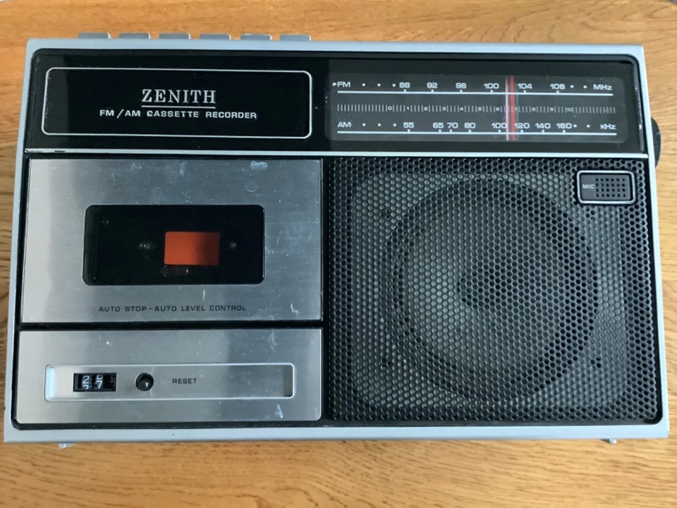Grabadora de casete Zenith AM/FM modelo R90 Foto 1 de 4