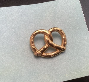 Goldfarbene Anstecknadel in Brezelform - Bild 1 von 5