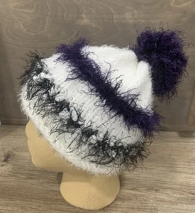Handarbeit lila schwarz weiß Damen Strick Beanie Mütze Bommel flauschige Fransen weich - Bild 1 von 7