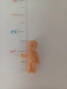 Figura de casa de muñecas vintage clásica de plástico duro de 1,5" bebé miniatura - Imagen 1 de 8