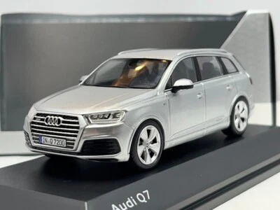 Modello Auto Diecast In Scala 1/43 Audi Q7 SUV - Argento Metallizzato - 2015 - Immagine 1 di 4