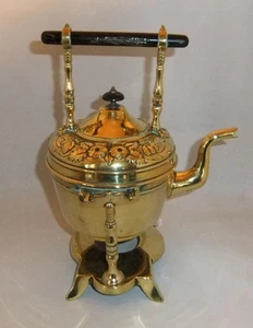 Antigua tetera victoriana de latón sobre soporte: estilo movimiento estético. - Imagen 1 de 8