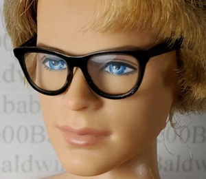 BRILLE Q ~ SCHWARZES GESTELL KLARE GLÄSER 11,5" 1/6 PASST KEN MÄNNLICH PUPPE LESEN ZUBEHÖR - Bild 1 von 11