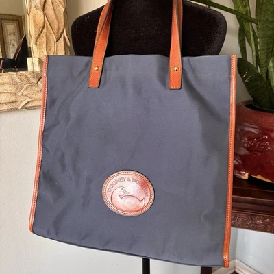 Bolso de Mano Vintage Y2K Dooney & Bourke Cuero/Cabriolet Nailon Mercado Logo Grande Foto 1 de 4
